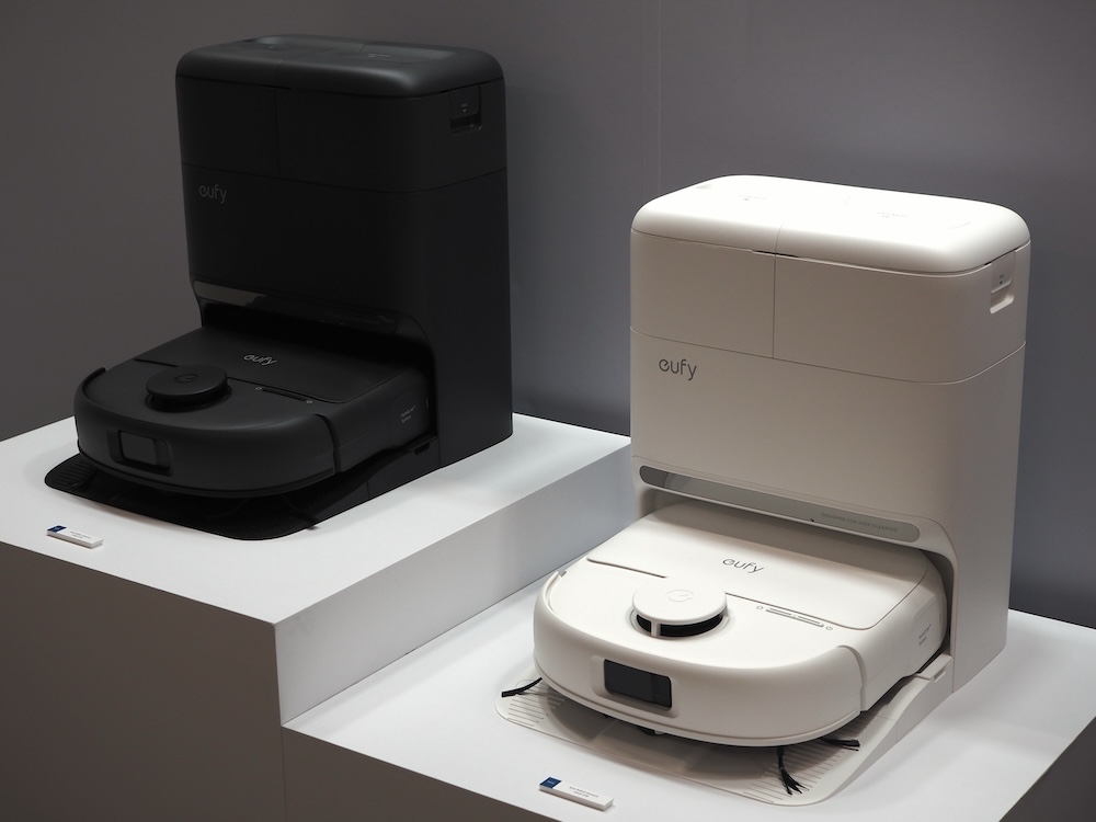 ロボット掃除機本体の充電意外にも、ゴミ収集、モップ洗浄、約50℃の温風乾燥、給排水まで全てを自動で完結するステーションを同梱