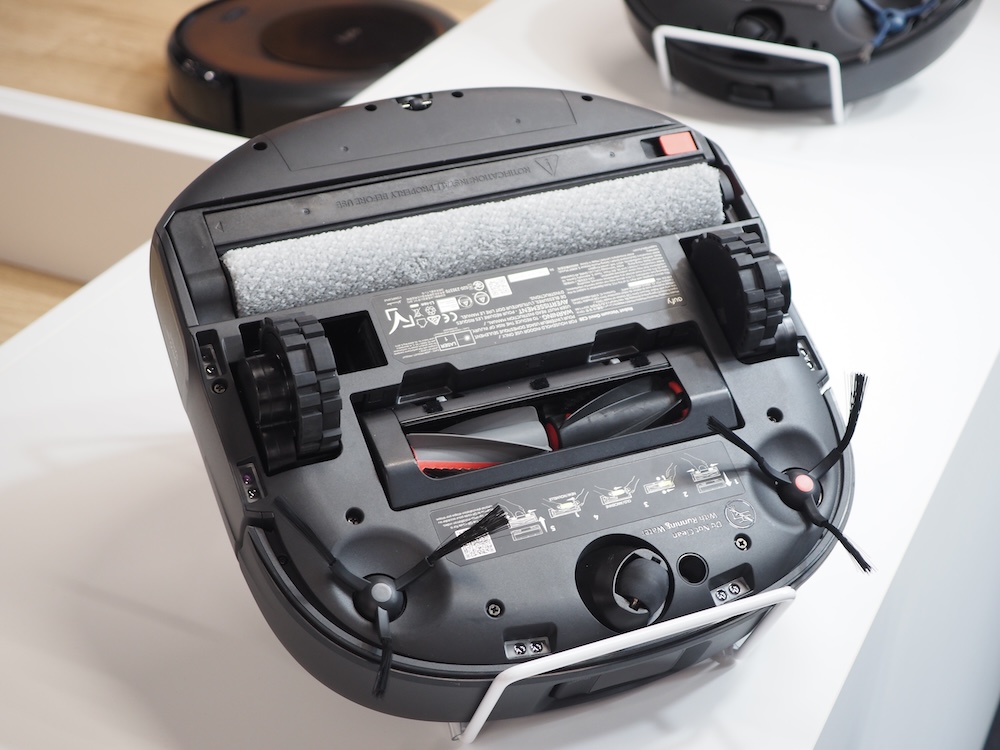 ロボット掃除機本体の、床を掃除する面