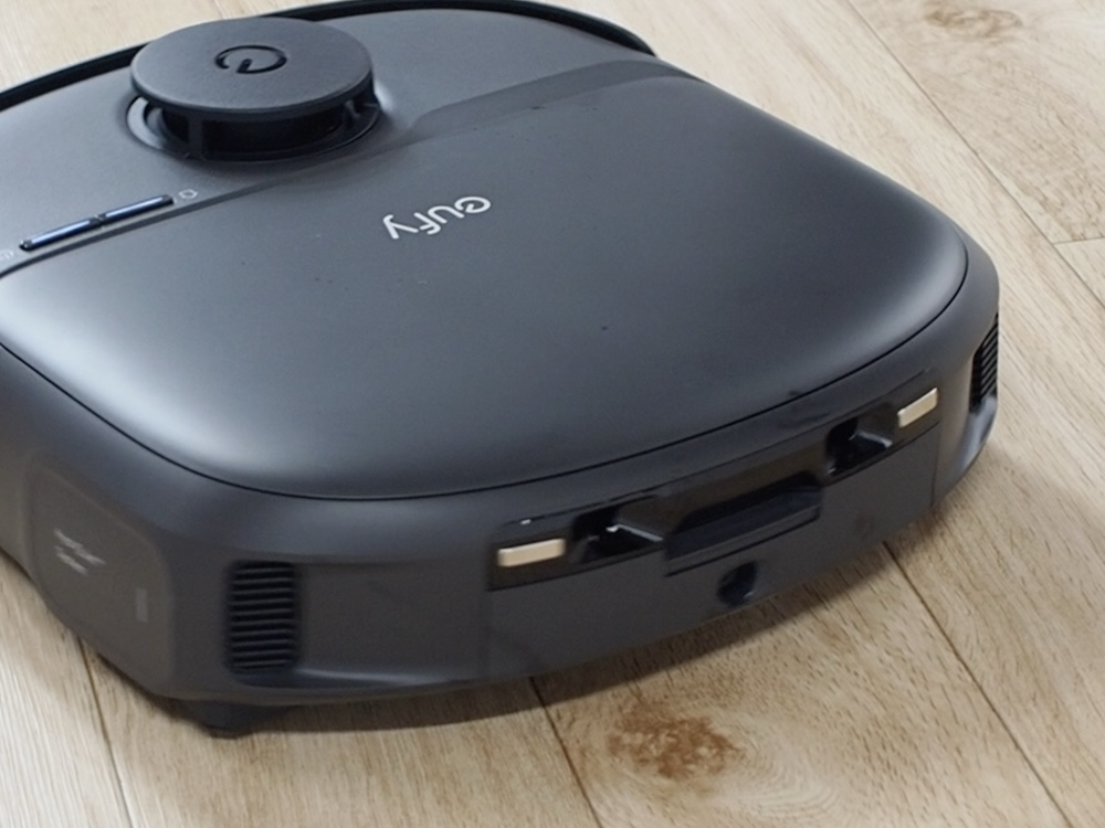 レーザーセンサーにより、ケーブルや靴下などの小さな障害物も検知・回避しながら掃除する