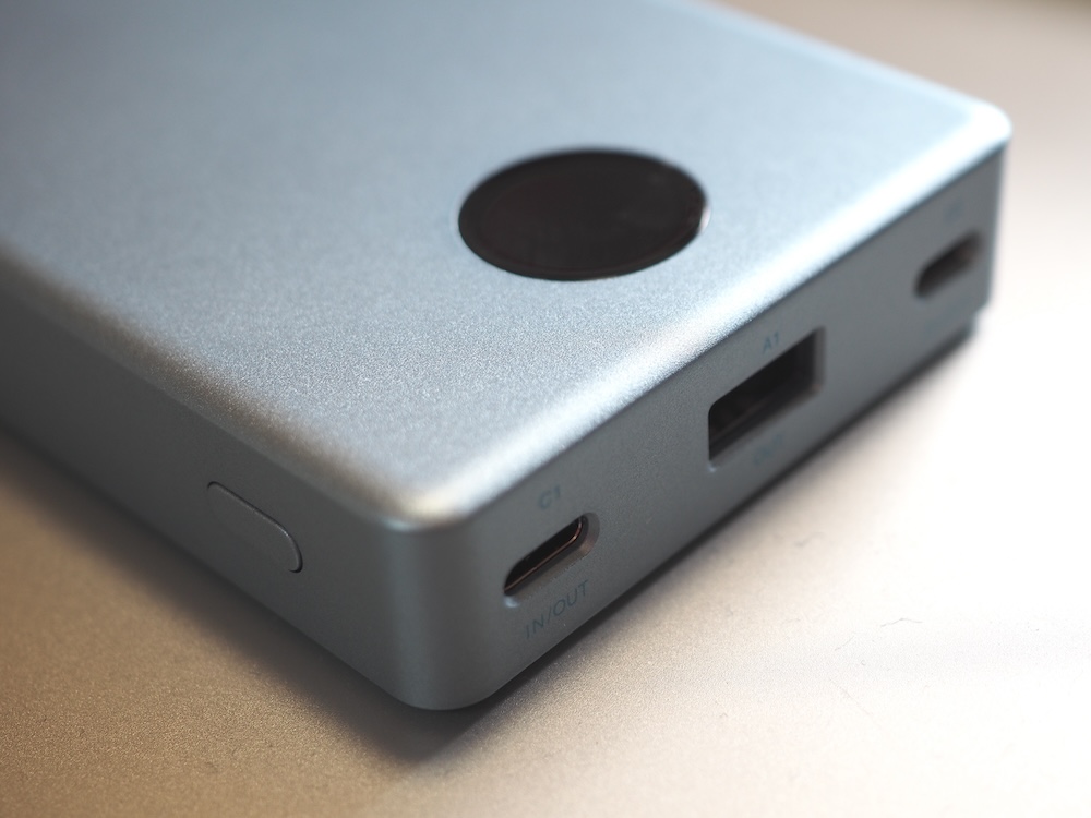 入出力対応のUSB Type-Cを2ポート、出力専用のUSB Type-Aを1ポート備える