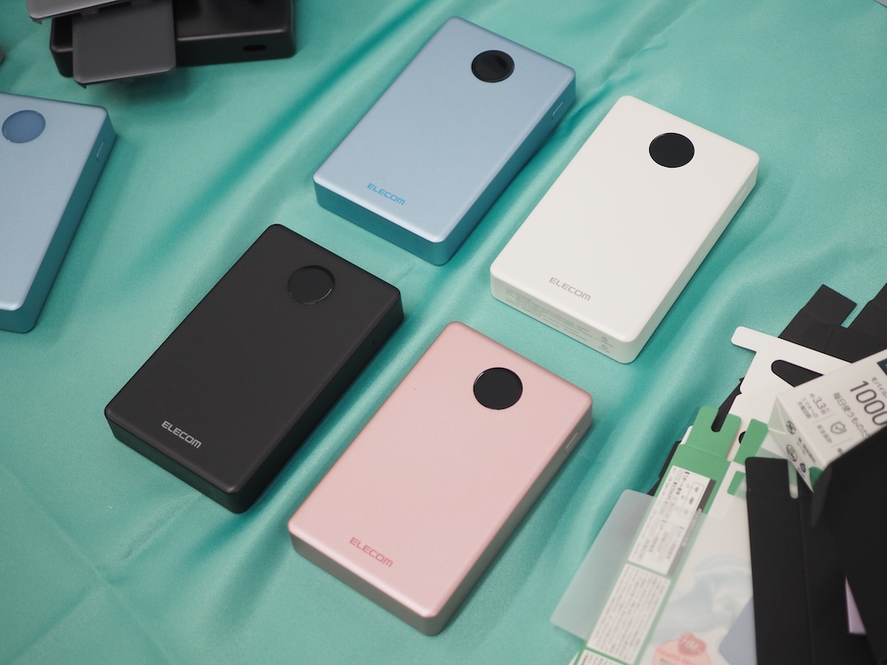 本体カラーは、ブラック/ブルー/ピンク/ホワイトの4色