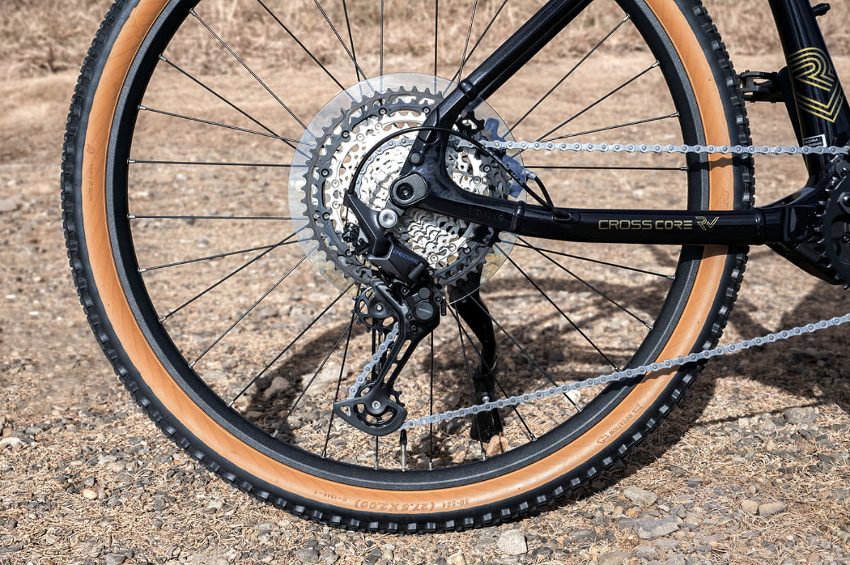 コンポーネンツは本格オフロード向けのシマノ「DEORE」(12速)