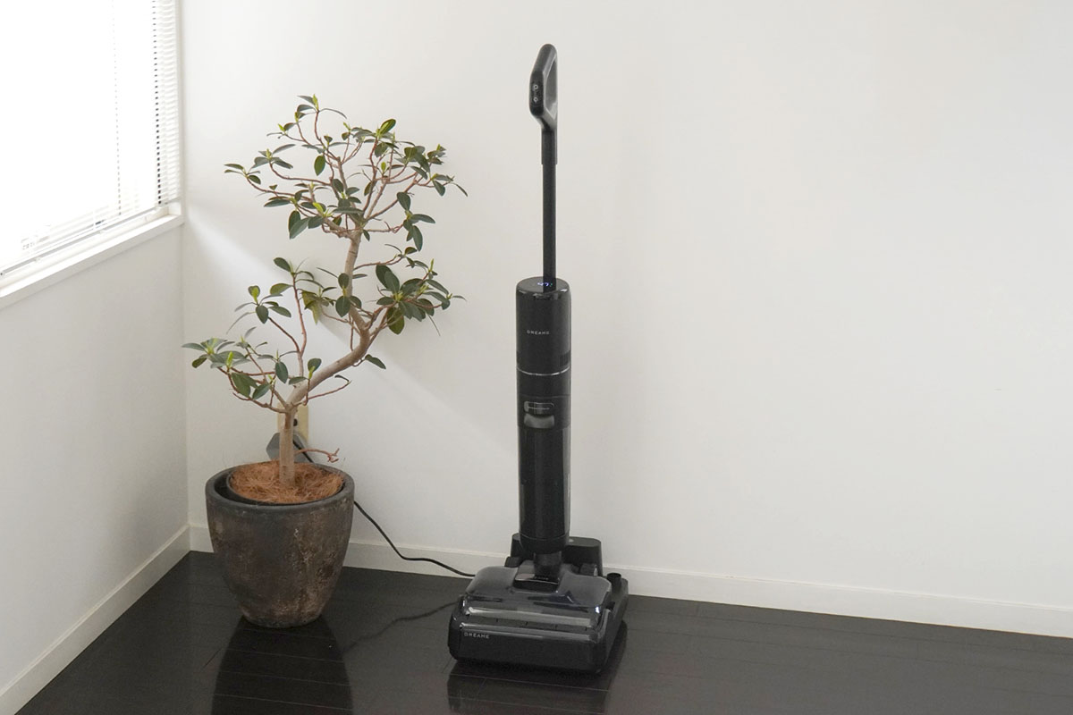 充電ベースにセットしたH15S。デザインがシンプルでインテリアの邪魔をしません