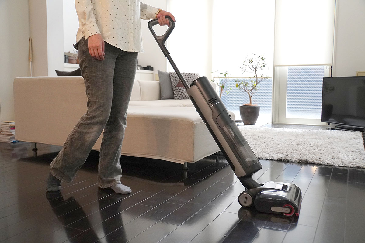 本体重量はそこそこありますが、ヘッドが自走するので手にかかる重さはほぼゼロ。小指一本で支えても操作できるほど軽く、広い場所を掃除しても疲れません