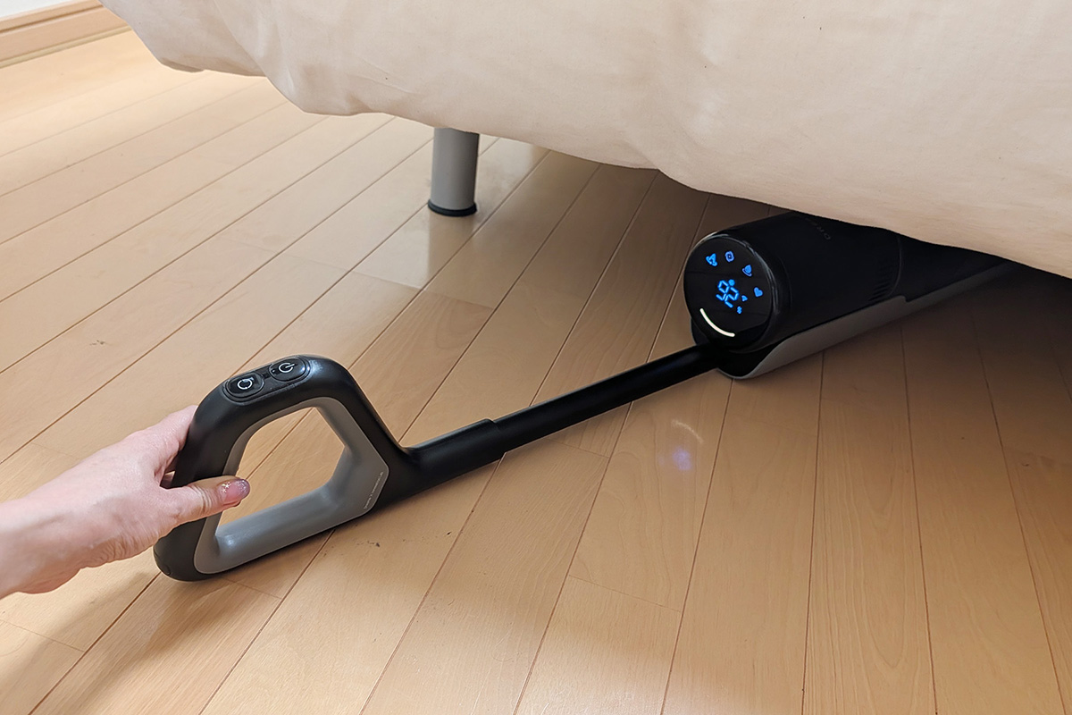 水拭き掃除機はヘッド構造の関係から180度寝かせられない製品がほとんど。そんななか、H15Sはハンドルまでフルフラットに。普通の水拭き掃除機では入り込めなかった我が家のベッド下も奥までしっかり掃除できました。ヘッド部分だけなら9.6cm以上の隙間にも入りこめます