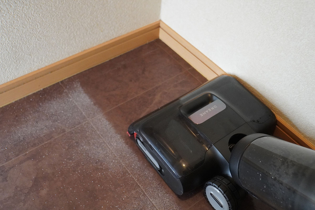 床に白い粉を撒いてヘッドを一往復させてみました、ヘッドサイドの壁際も、ヘッド前面の壁際もギリギリまでしっかり粉が掃除できているのがわかります