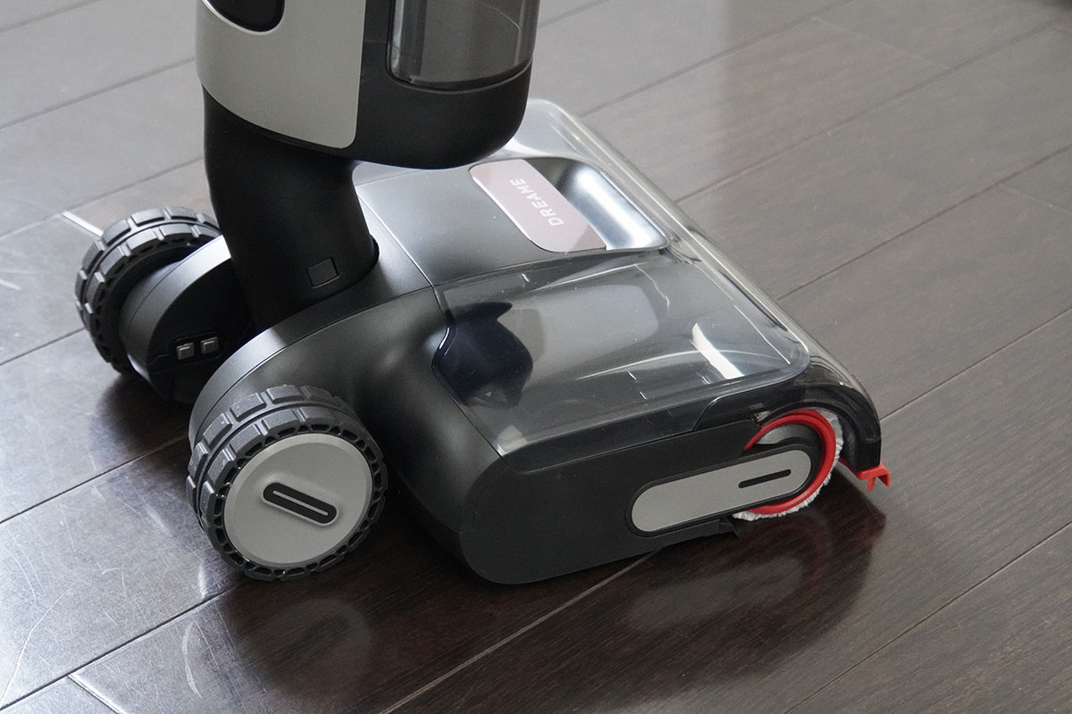 H15Sはヘッド内にセンサーを内蔵。ヘッド前面に壁を検知したり、ヘッドを引く動作など状況に合わせて普段は上がっているヘッド前面のアームを約0.2秒で下降させ、アーム先端の赤いスクレーパーでゴミを取り込むという高度な動きをしています