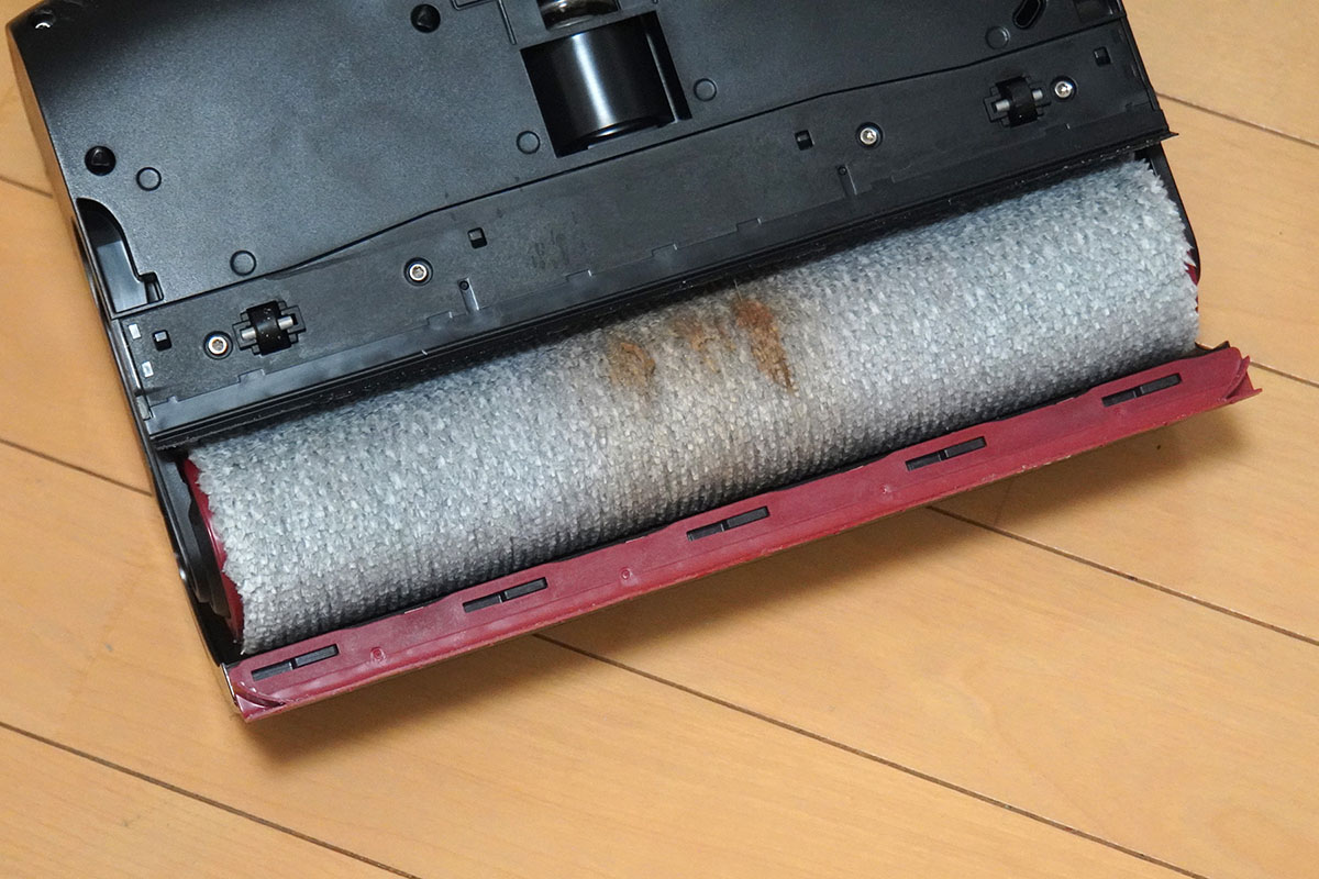 掃除後のブラシ。トマトソースの色素が少量残っているだけでした。うっすらとトマトケチャップ臭も香ります