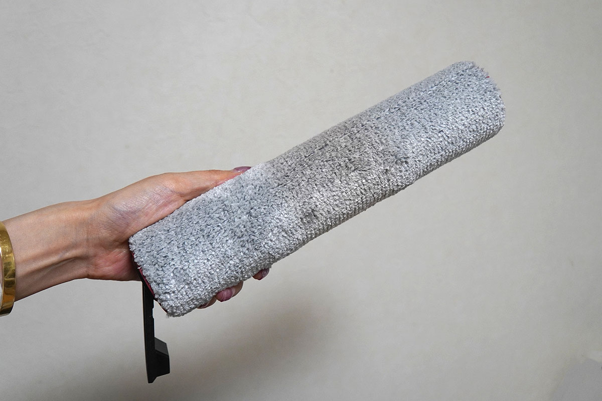 セルフクリーニングと乾燥を終えたブラシ。薄くはなりましたがトマトの色素が少し残っています。とはいえ手触りはふわふわでニオイもまったくありません