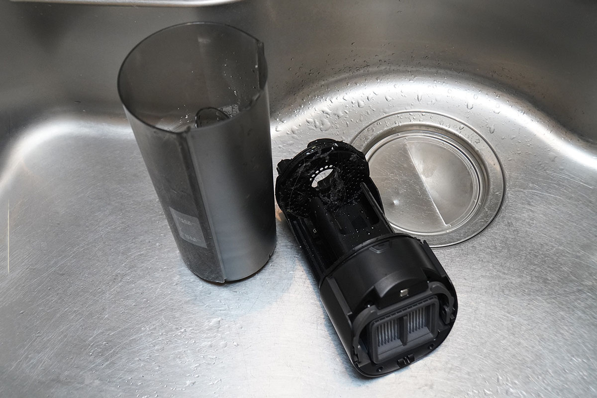 汚水タンクは掃除後に手動で洗う必要があります