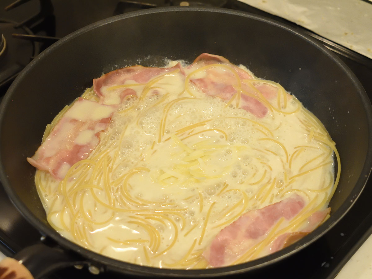 ピザ用チーズを加え、味を調えます