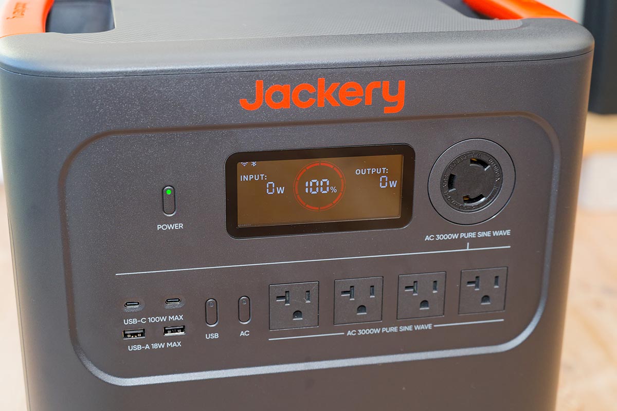 AC出力は5つ。最大100W出力のUSB Type-Cポートも2つ備える