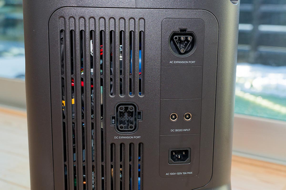 ポータブル電源本体への給電はAC入力のほか、ソーラーパネルも対応。他のコネクタは後述の拡張バッテリーパックなどを接続するためのもの