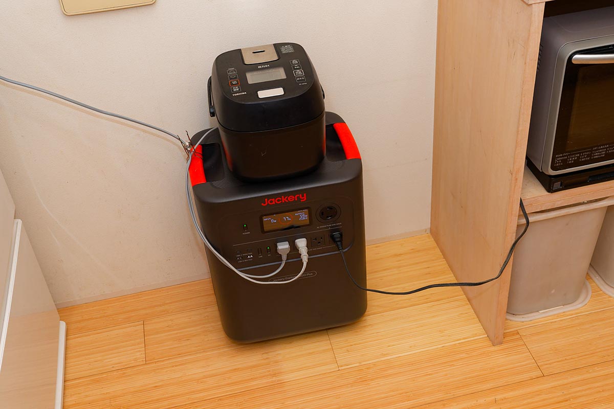 冷蔵庫、電子レンジ、炊飯器を使う。同時使用時のピーク電力は計1,800W以上