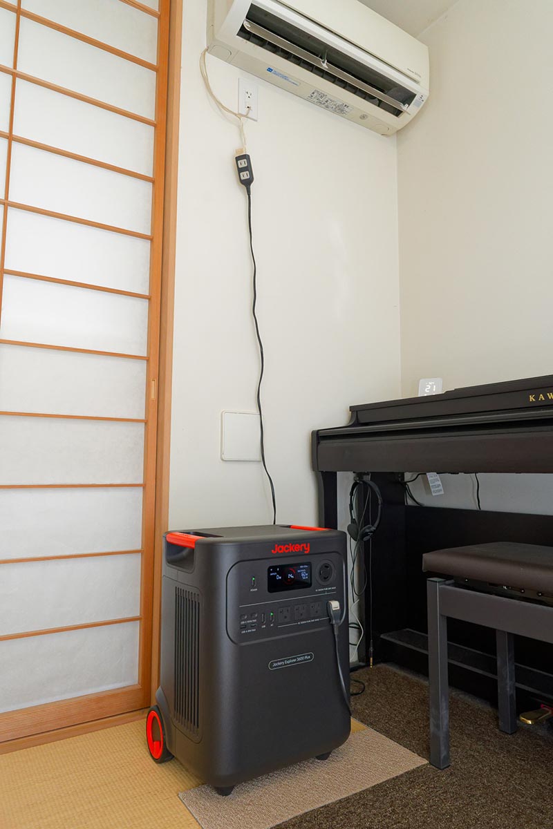 緊急時を想定して一時的に延長コードでつないだ