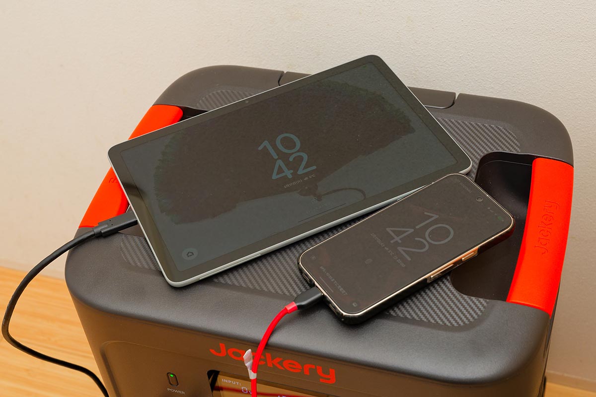 高さがあるおかげでデバイスの充電スポットとしても使いやすい