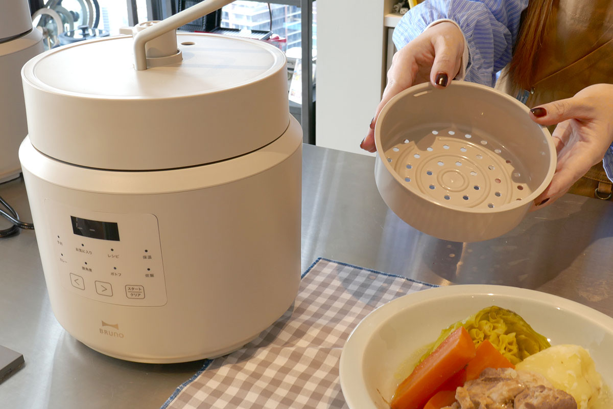 蒸し調理ができるカゴも付属する