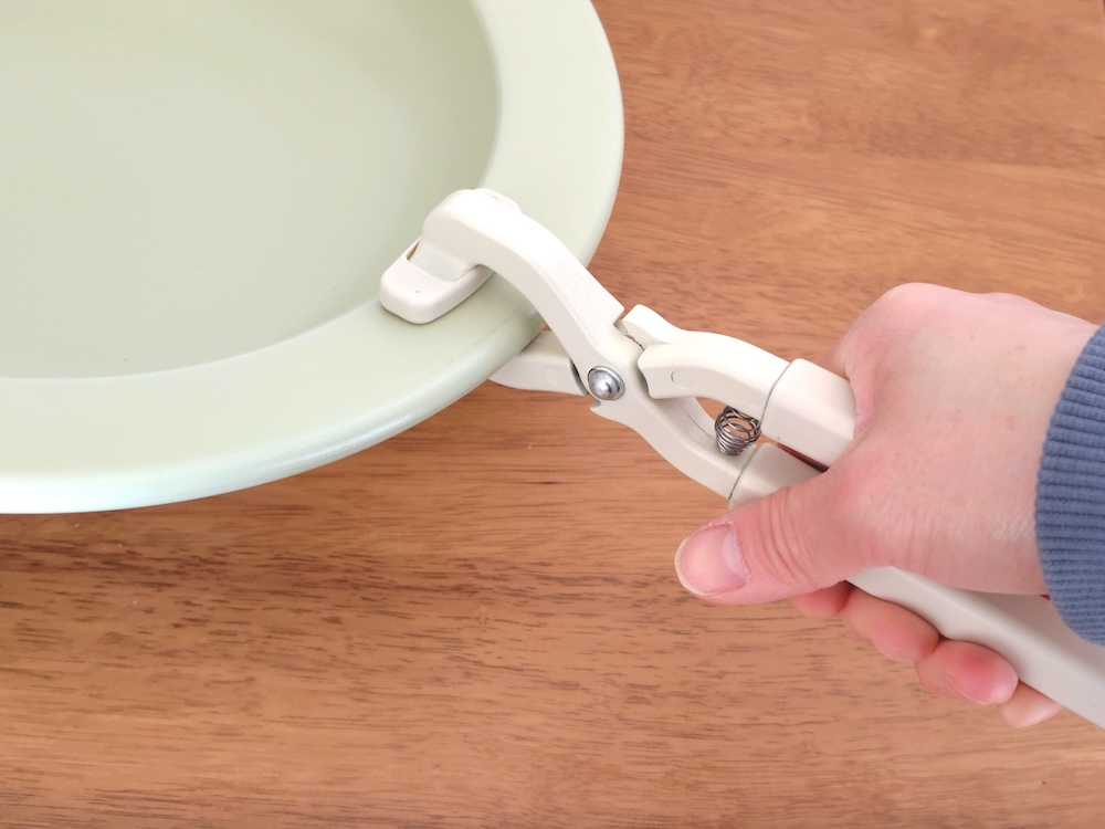 お皿パンつかみを活用することで安全に使用できる