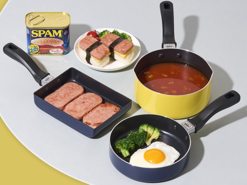 フライパンの内面には、ふっ素コーティングが施されている