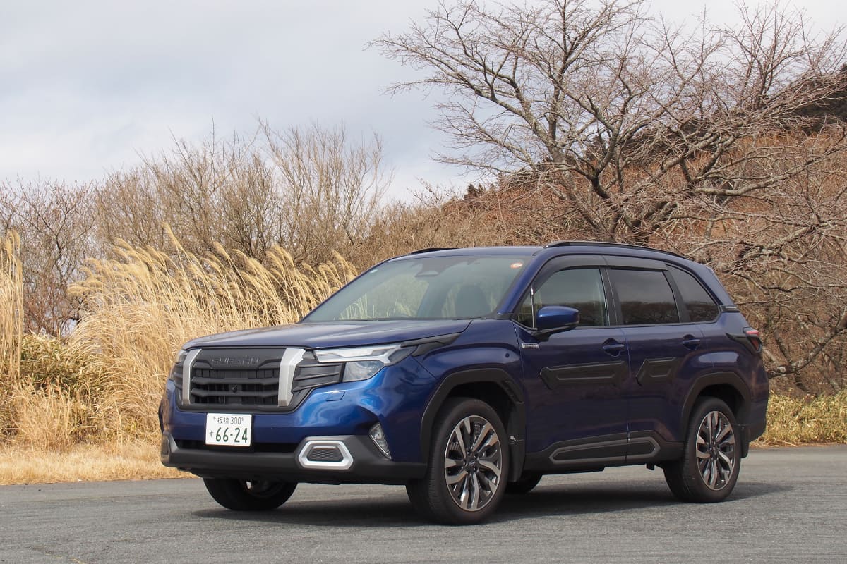 今回の旅の相棒は<a href="https://www.subaru.jp/forester/" class="n" target="_blank">スバル「フォレスター」Premium S:HEV EX</a>。フロントグリルやボディサイドプロテクターなどの純正オプションを装備している(<a href="https://www.subaru.jp/forester/accessory/" class="n" target="_blank">オプション一覧はこちら</a>)。フォレスターらしいデザインがブラッシュアップされており、特にアウトドアテイストが増している。今日はどんな出会いや楽しみが待っているのだろう、と出発前の高揚感も一層高まるはずだ