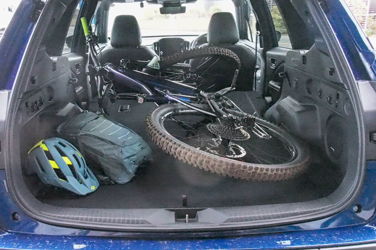 大柄のe-MTBをそのまま積み込み、ライド用の荷物を載せても充分な広さを持つラゲッジスペース