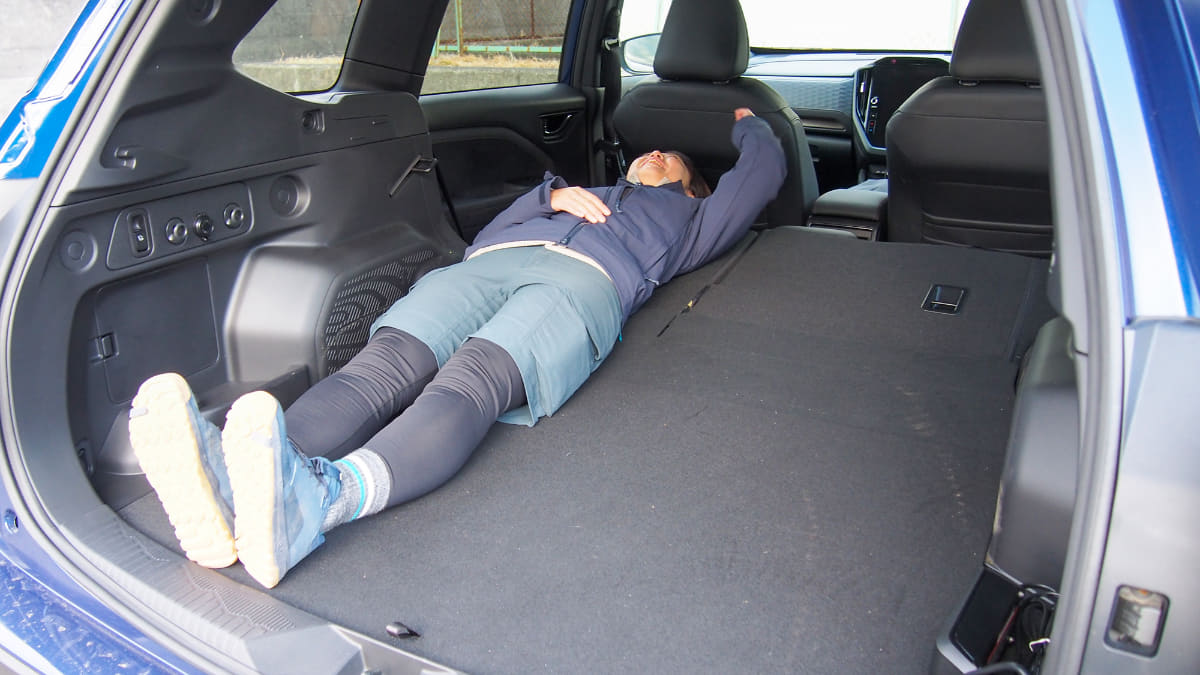 ライドに出かける際には車中泊もあるとのことだが、体を伸ばして寝られるスペースの広さと、フラットな床面も高評価だった