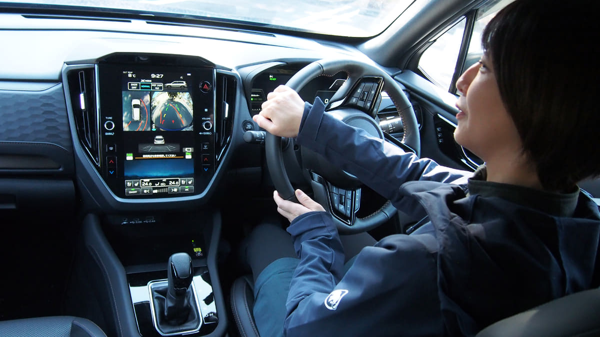 運転席からは見えにくい場所や駐車場のラインなどが把握できるので、いつものクルマより大きくても安心