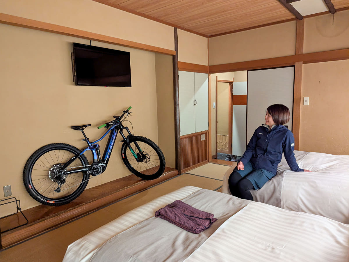 自転車を部屋にも持ち込むことが可能。旅館的な落ち着く内装と、寝心地のいいベッドの組み合わせがライド前の体にはちょうどいい