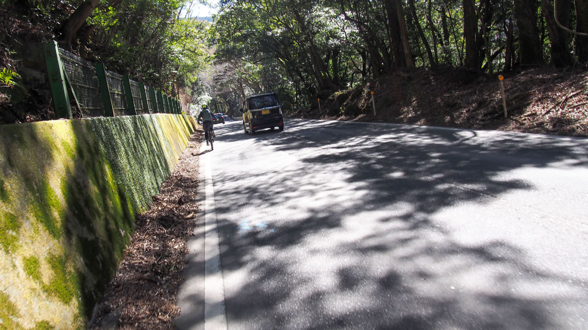 舗装路は安全第一で慎重に上るのみ。それでも苦行にならないのはe-bikeのいいところだ