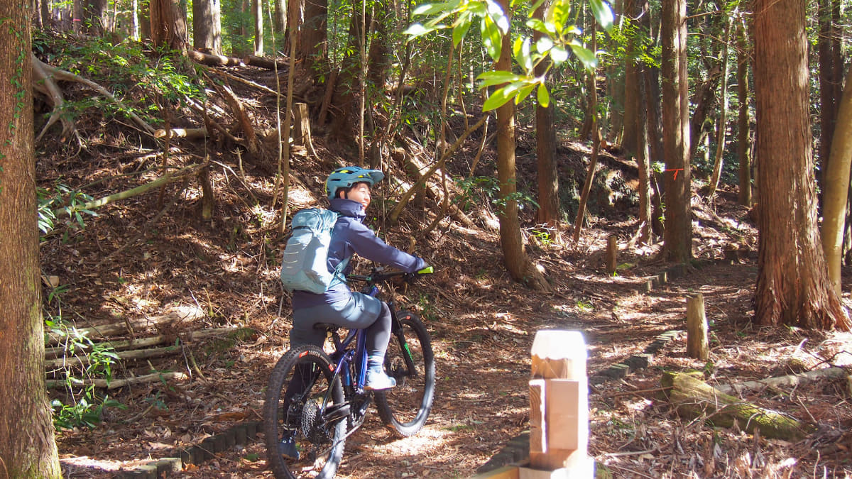 トレイルを見つけたら入って行きたくなるのはMTB乗りの性。e-MTBなら体力を心配する必要もない