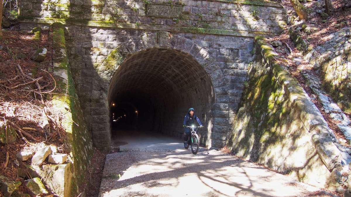 全長445.5mのトンネルを抜けるとちょっとホッとする。後は山を下って行くだけ