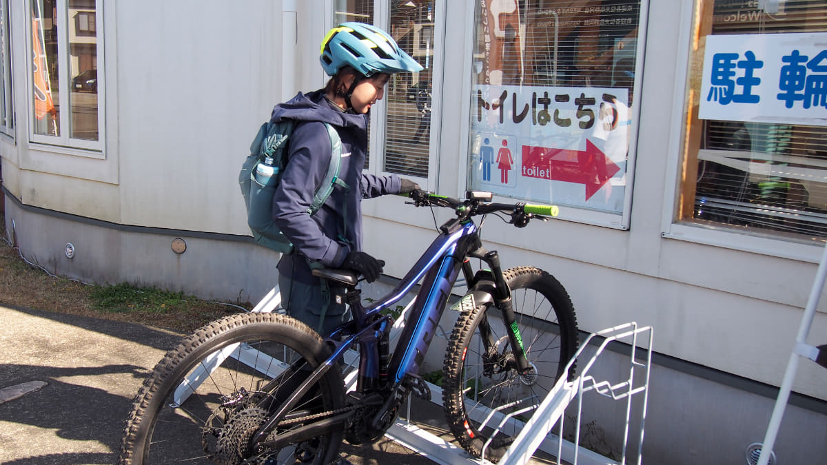 MTBの太いタイヤでも停められる自転車ラックを見つけたのでここからは徒歩で移動することに。自転車の駐輪はゼロだった