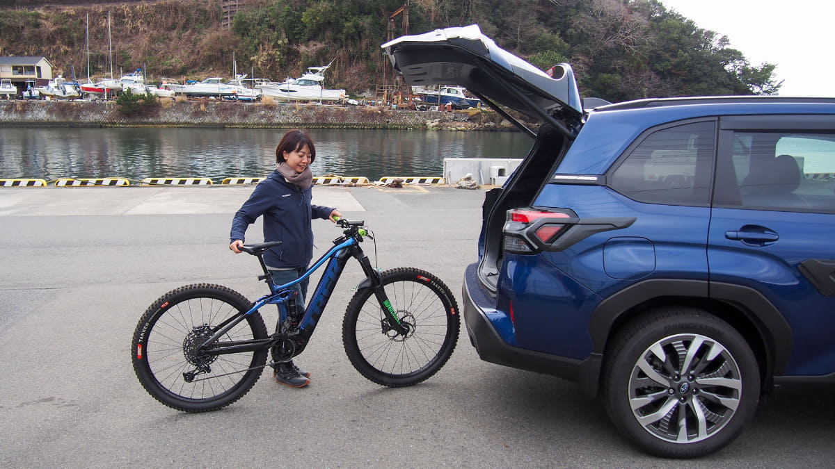 松崎の港にクルマを駐めe-bikeを下ろす。高さがあるのでちょっと力が必要