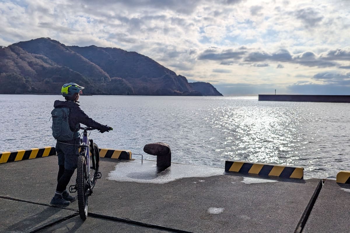 港で湖風を感じつつ愛車とともに撮影