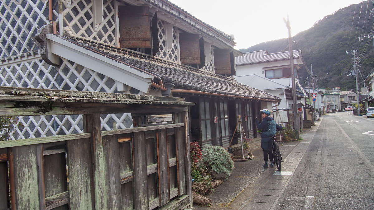 旧い家屋の残る街中に入ってみると、この地域特有の”なまこ壁”の休憩所が