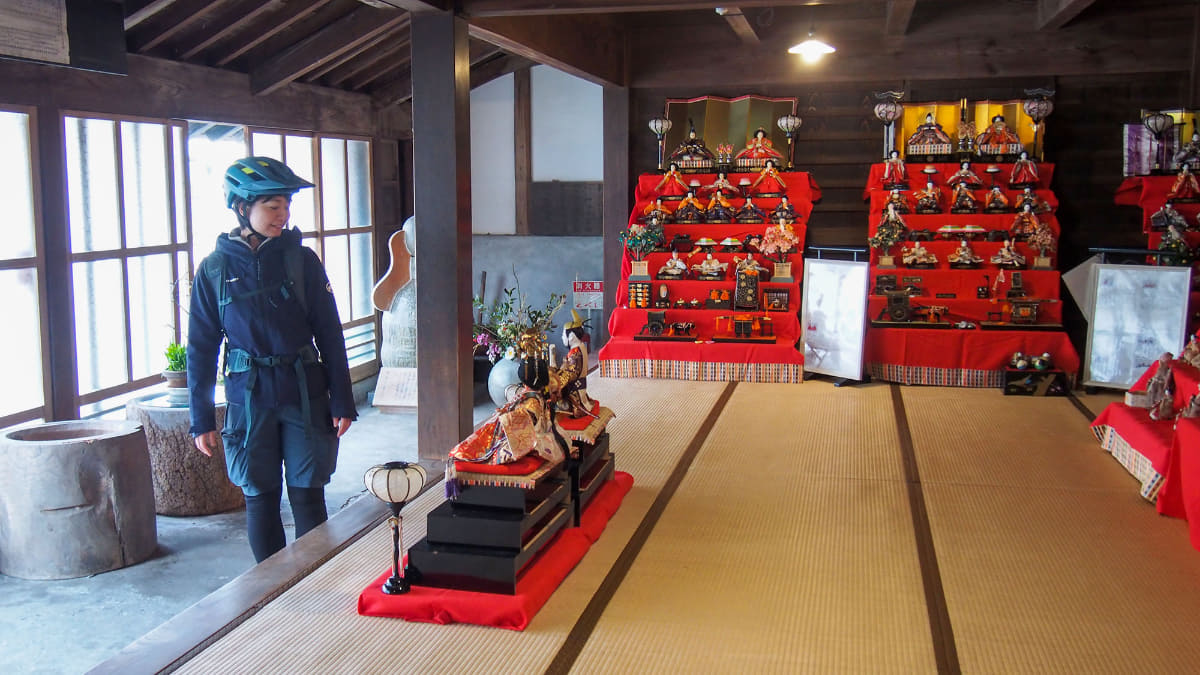 歴史ある雛人形が展示されていた