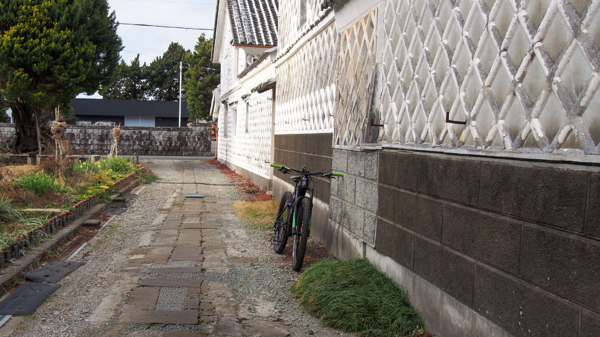 漆喰が盛られた形状がなまこのようだということから名付けられたなまこ壁の前で一枚