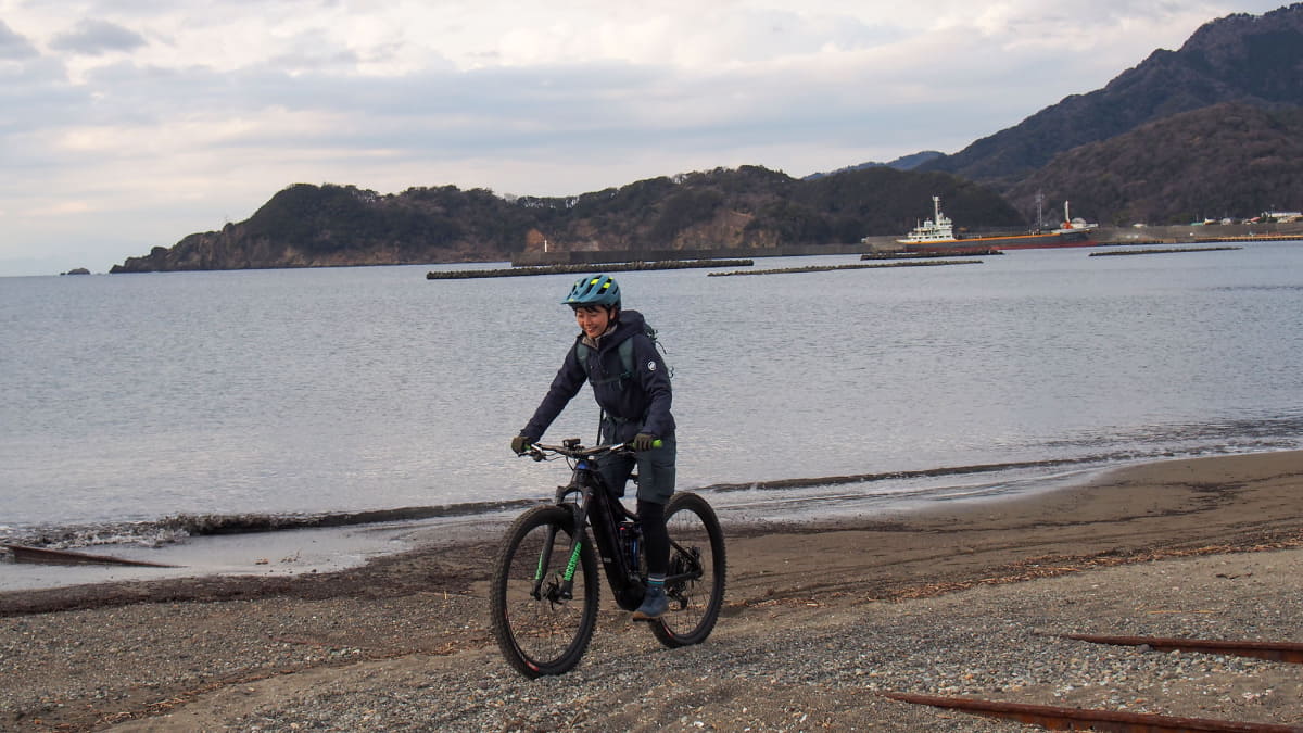 砂浜に降りられる場所があったので走ってみる。普通の自転車では砂の抵抗が大きいがe-bikeなら余裕で走れる