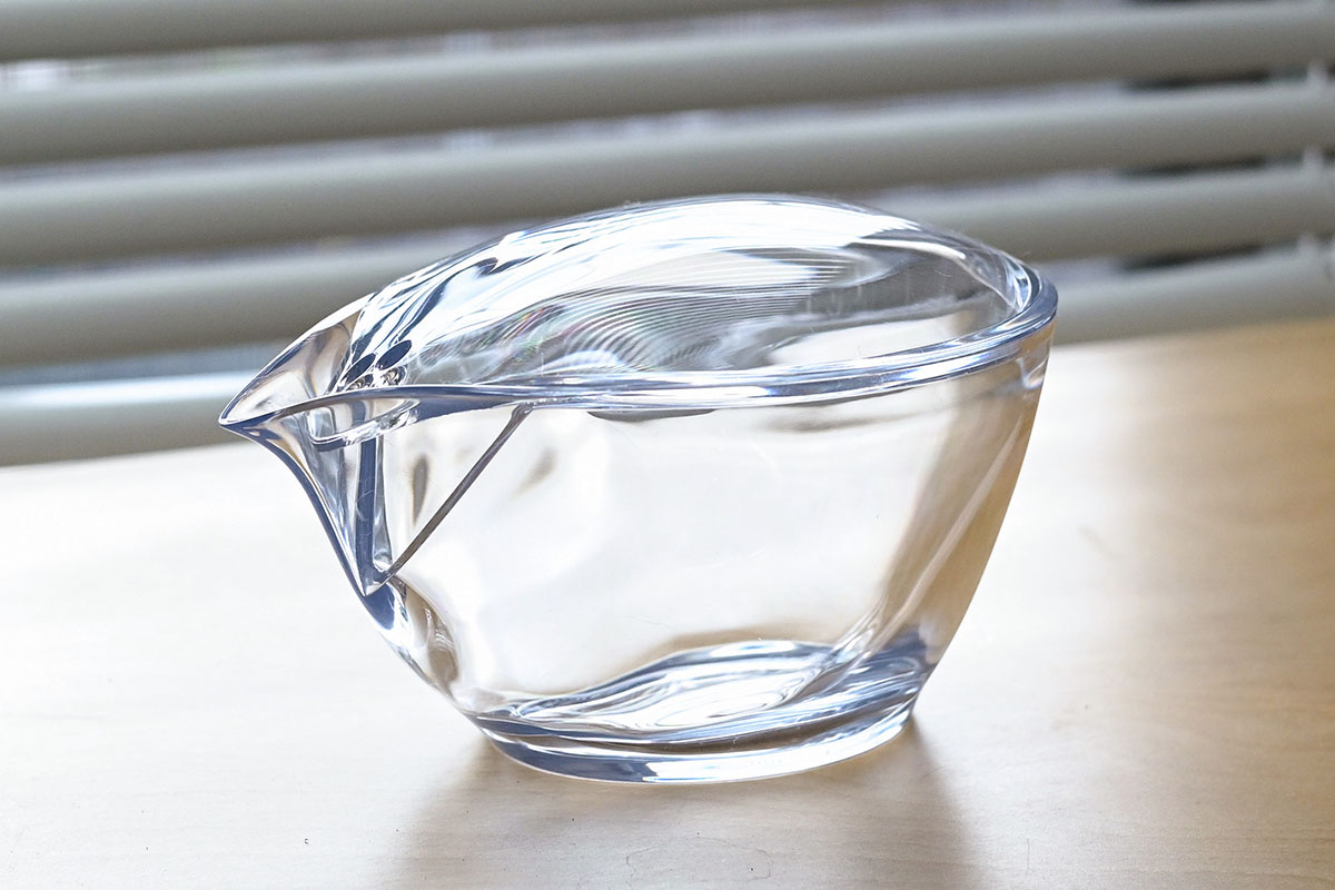 食器棚に置くというより、“飾る”感覚で収納したくなる。そんな美しい佇まいが魅力