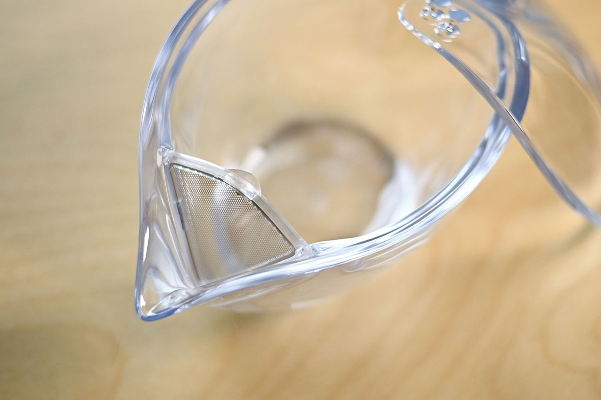 ステンレスフィルターは、上部にある突起が、本体の内側に向くように取り付けます