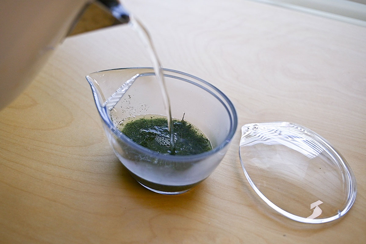 煎茶も淹れてみた。7〜8割程度お湯を入れると湯呑み2杯分になるそうです