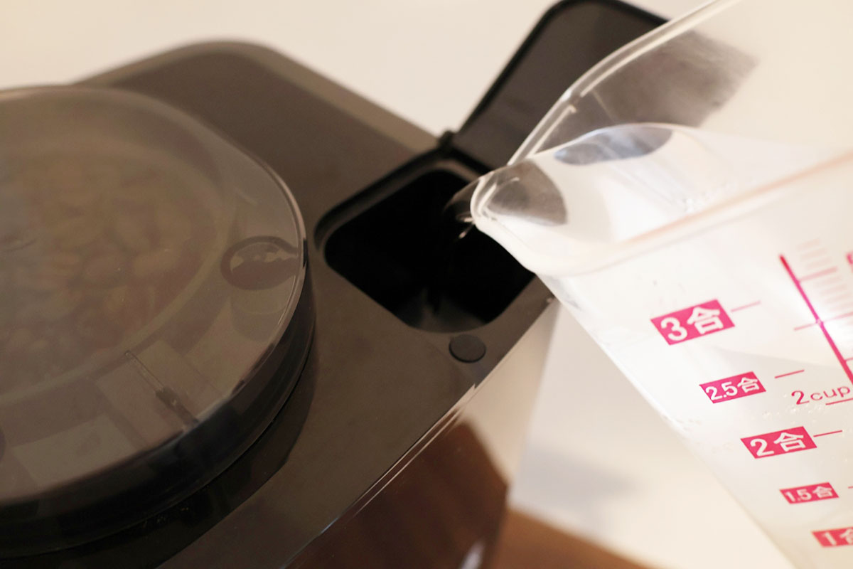 コーヒーのカップ数に合わせた水を入れる
