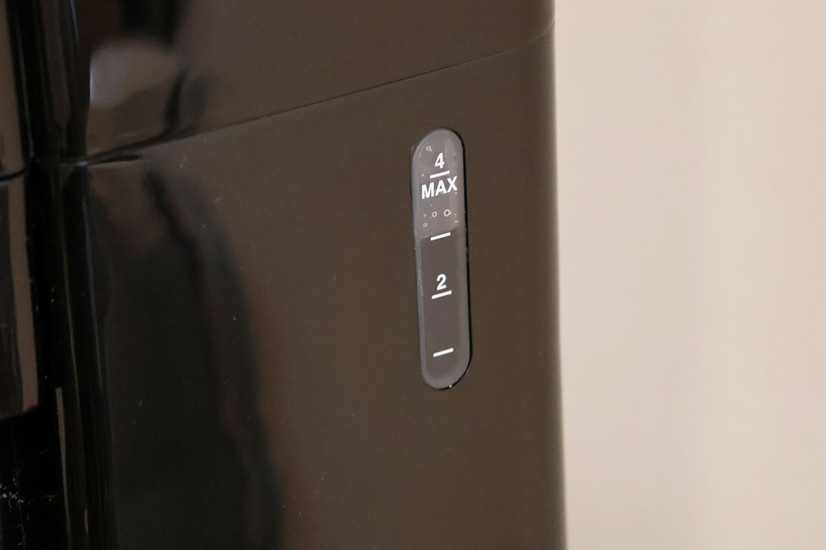 給水タンクの目盛り。水滴が付くとラインが隠れて見えにくくなることも