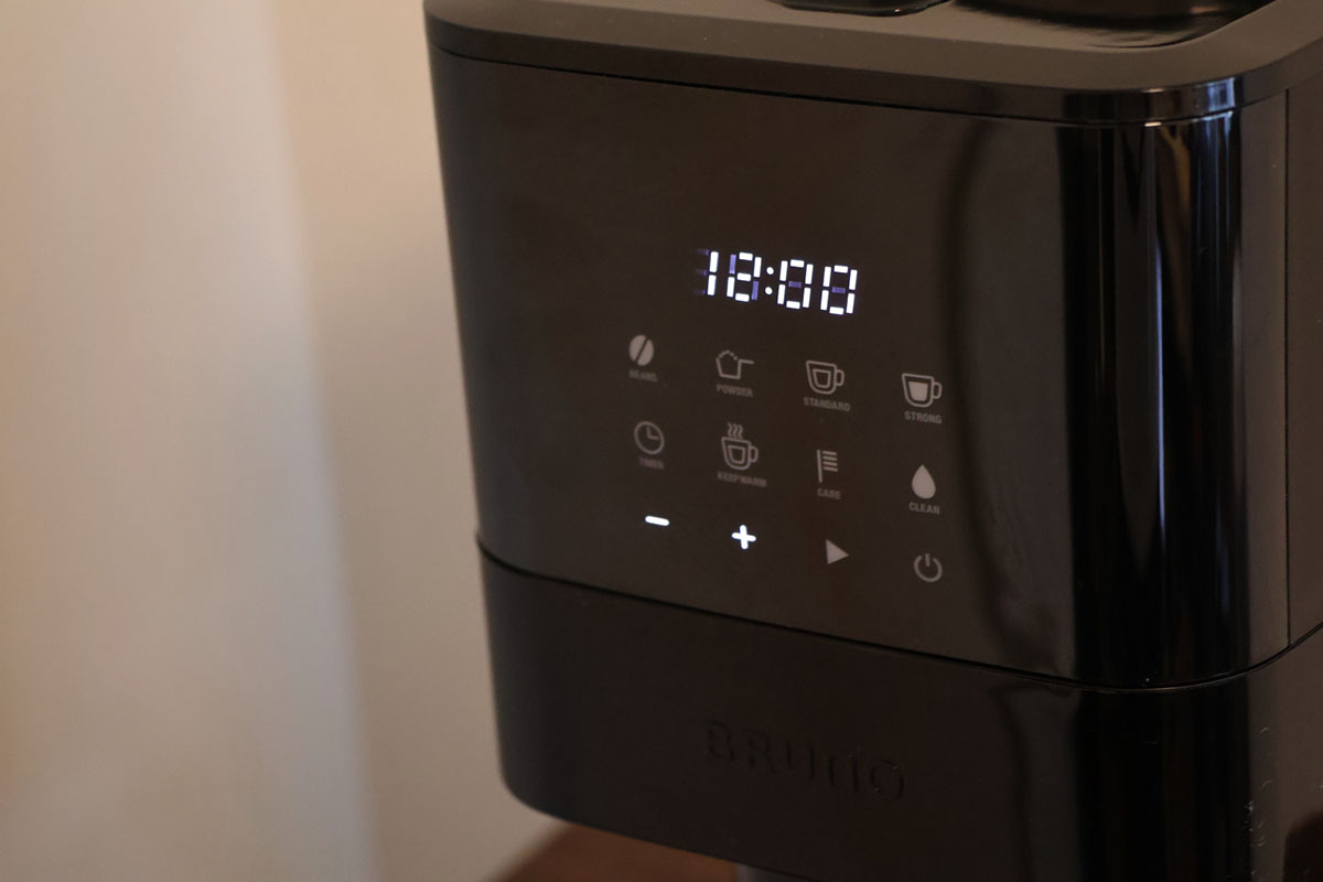 時刻は「-」「+」を押して設定。タイマーモードを使わない場合でも、時刻がずれたままだと少しスマートさに欠ける印象