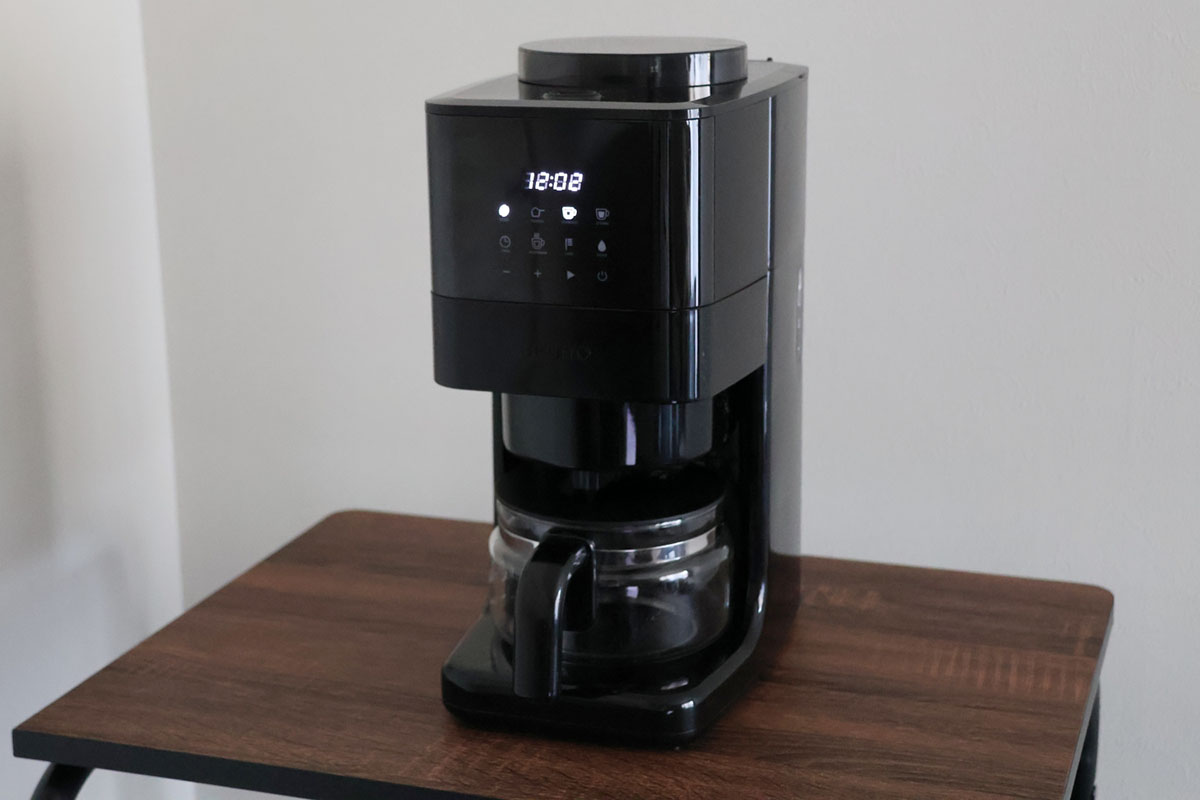 155×230×335mm(幅×奥行き×高さ)、約2.95kg。付属品はメジャースプーン、ブラシ、クリーニングツール。コード長は約1m、定格消費電力は730W、定格容量は約580ml