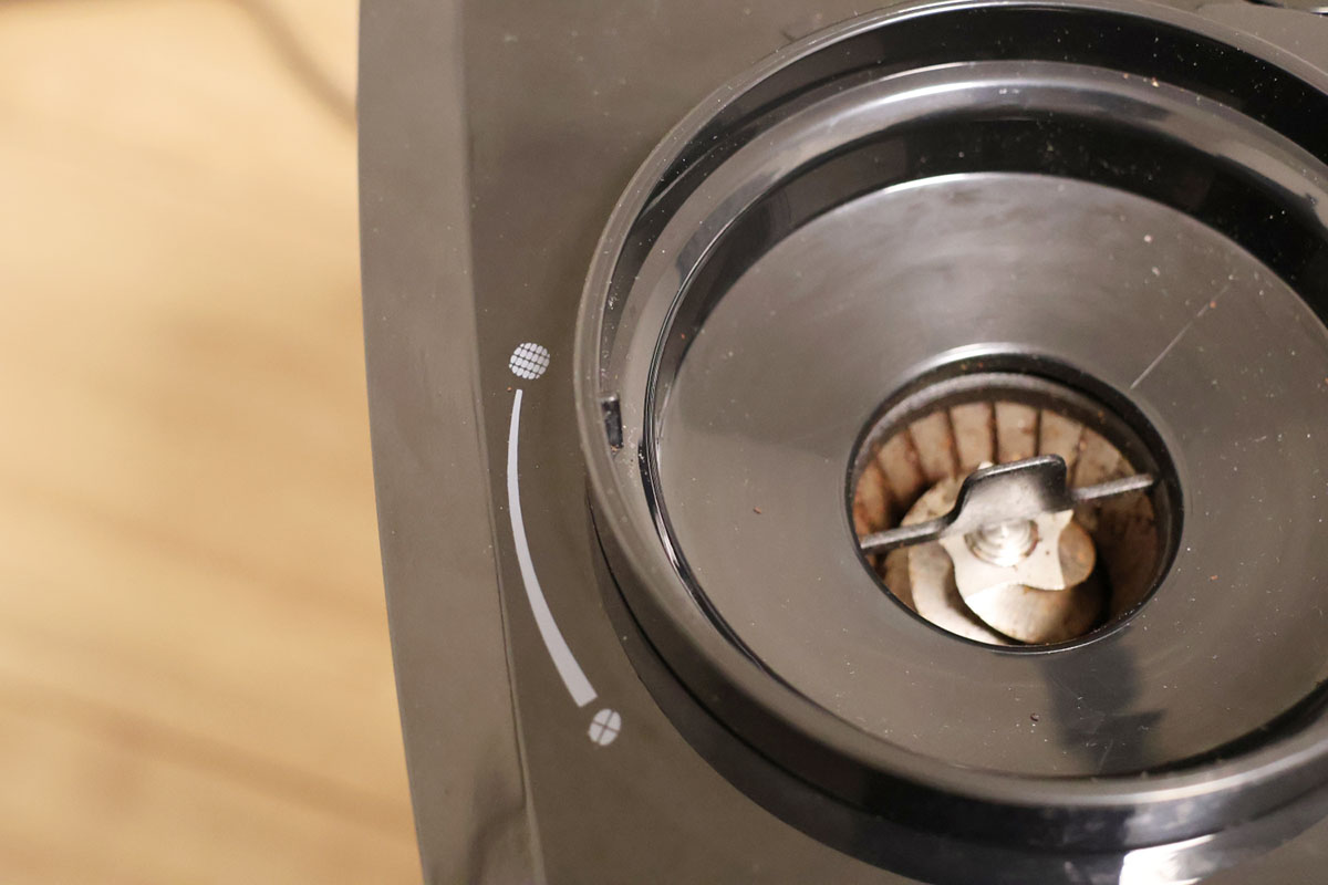 挽き目を調整する方法は、ホッパー横の挽き目表示に、ホッパーの突起を合わせるだけ