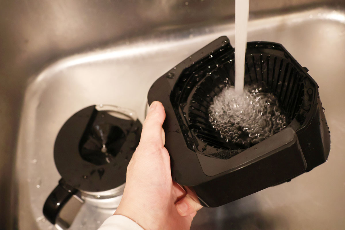 ドリッパーを洗っている様子