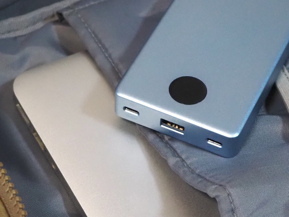 全く問題なく持ち運べるサイズと重さ