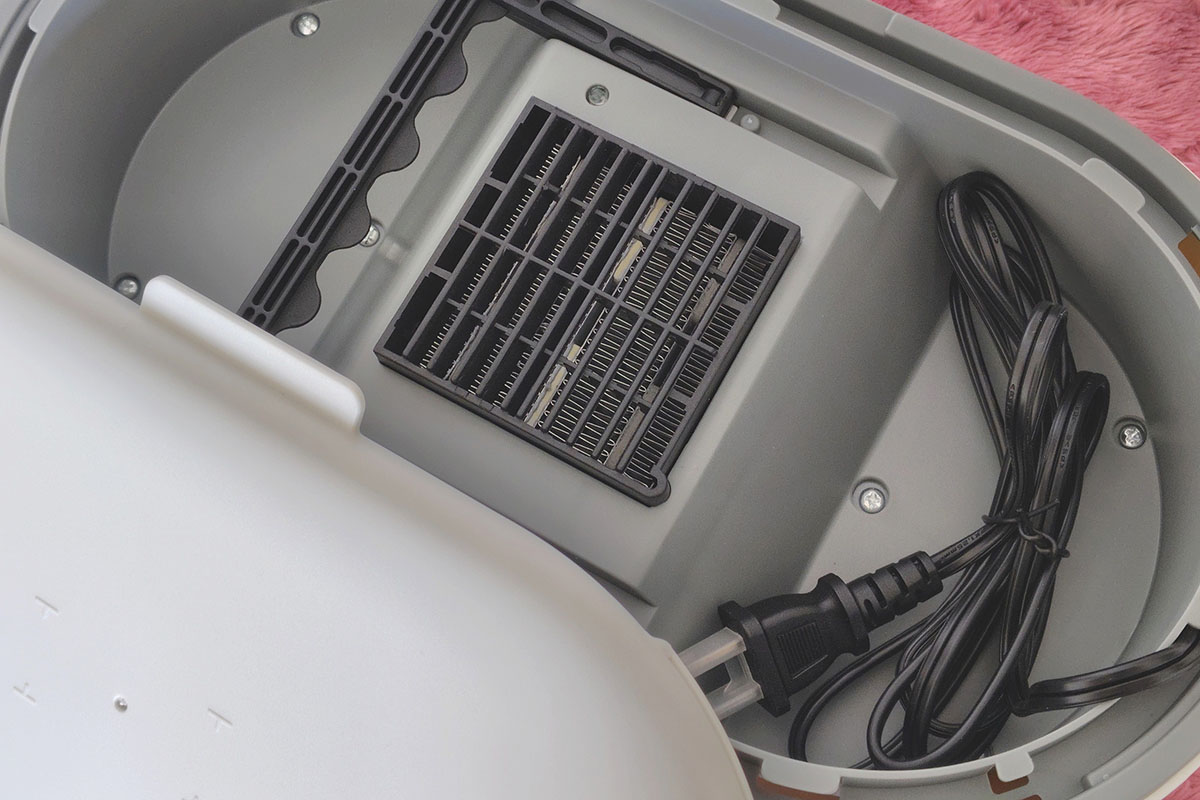 本体底面のカバーを開け、電源コードを外に出す