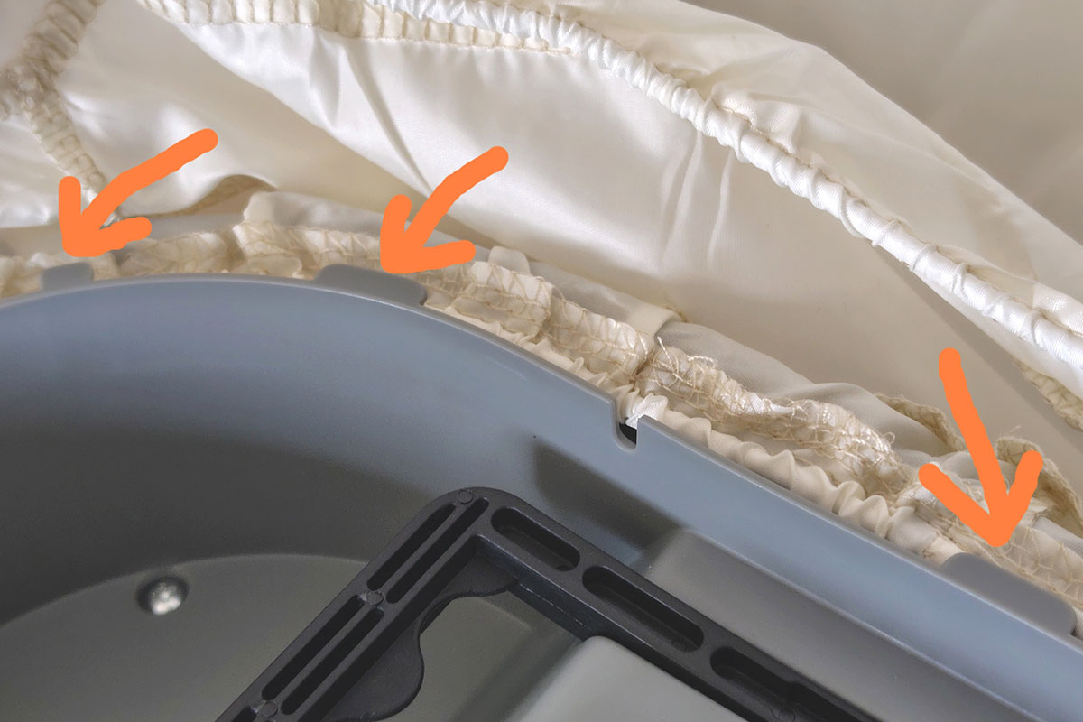 衣類乾燥用カバーを本体のツメ(12カ所)に引っ掛ける